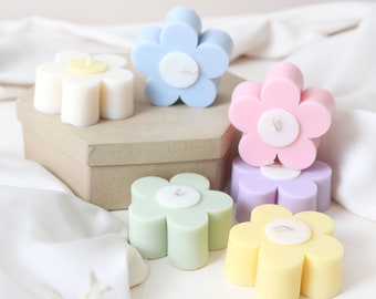 Flat Daisy Soy Wax Candle: Unscented Flower Candle