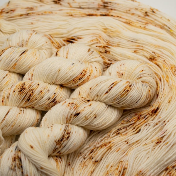 Hilo de merino superlavado moteado Embers and Ivory, 115 g, teñido a mano