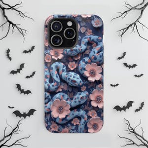 Custodia per iPhone Snake & Blossoms, serpente di Halloween con fiori rosa tenui, custodia magnetica MagSafe in stile gotico per modelli iPhone 16 Pro Max, 15, 14 e 13.