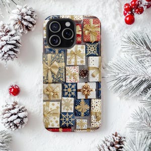 Puede incluir: Una funda para teléfono con temática navideña que presenta un patrón de regalos envueltos en rojo, azul y dorado con copos de nieve y un lazo dorado.