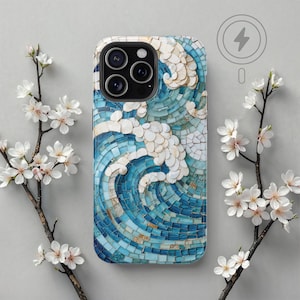 Puede incluir: Una funda para teléfono azul y blanca con un diseño de olas en mosaico. La funda está hecha de plástico duro y tiene un borde elevado alrededor de la lente de la cámara para protegerla de los arañazos.