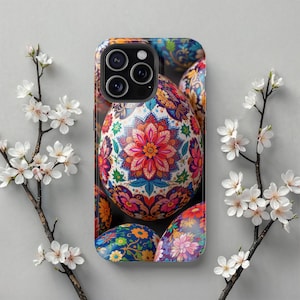 Puede incluir: Una funda de teléfono con un diseño colorido de huevos de Pascua con patrones intrincados. Los huevos están pintados en tonos de azul, rojo, rosa y amarillo.