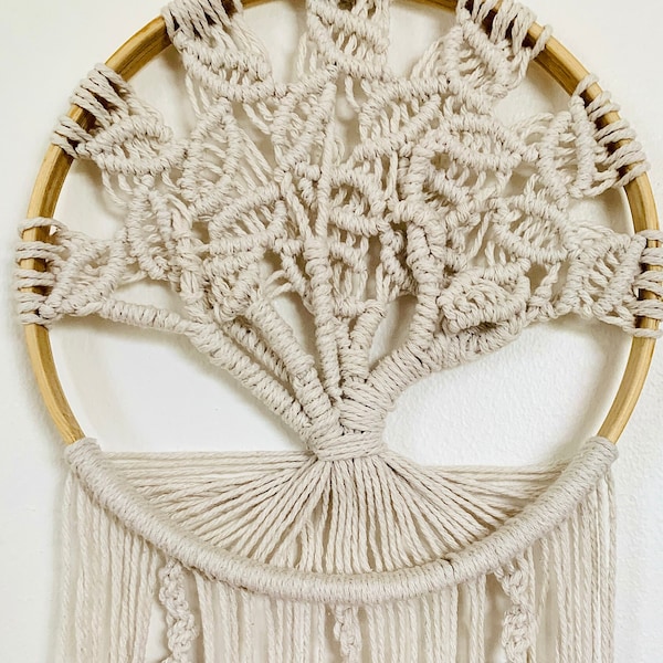 Arbre de vie mural macramé blanc, plume et perles bois fait main en Bretagne