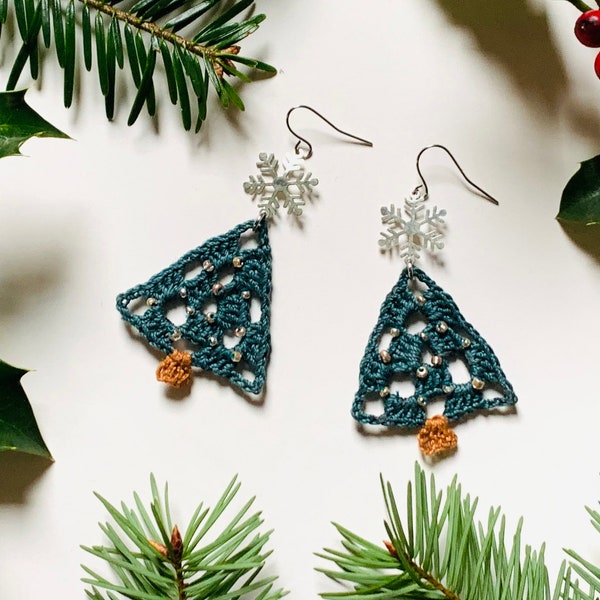 Boucles d’oreilles sapin de Noël au crochet avec flocon de neige et perles de rocaille