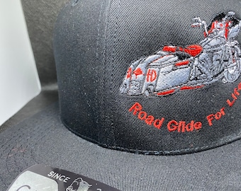ROAD GLIDE, gorra de 6 paneles, gorra de perfil bajo, gorra trucker moderna, gorra ajustada con cierre ajustable y bordado Road Glide For Life con hilo Madeira
