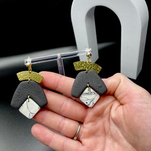 Pendentifs N&B | Collection Howlite | Boucles d&#39;oreilles en pâte polymère | Pendantes d&#39;oreilles | Accessoires | Boucles d&#39;oreilles tendance