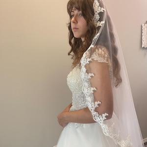 Elegant Mantilla Wedding Veil: 5 ft Lace Edge, Ivory