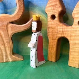 Wooden figure king | Waldorf toys | carved figures for children | Montessori role play