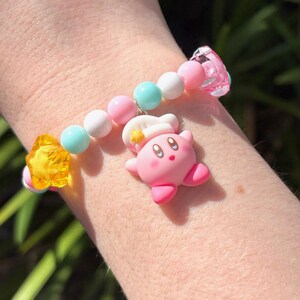 Braccialetti con ciondoli ispirati a Curby / spettacolo, cartone animato, carino, perline, stelle, braccialetto, gioco, rosa, blu, giallo, arcobaleno, gioielli, bianco immagine 11