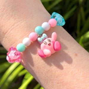 Braccialetti con ciondoli ispirati a Curby / spettacolo, cartone animato, carino, perline, stelle, braccialetto, gioco, rosa, blu, giallo, arcobaleno, gioielli, bianco immagine 13