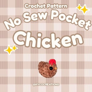 Könnte beinhalten: Ein gehäkeltes braunes Huhn mit rotem Kamm und schwarzem Auge. Das Bild enthält den Text "Crochet Pattern No Sew Pocket Chicken" und den Handle des Erstellers, @KYCOCREATIONS, auf kariertem Hintergrund.