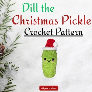 Può includere: Un cetriolo verde all'uncinetto, con un cappello di Babbo Natale rosso e bianco. Il testo "Dill the Christmas Pickle Crochet Pattern" è visualizzato in verde, rosso e nero. Lo sfondo è bianco con un ramo di pino innevato.