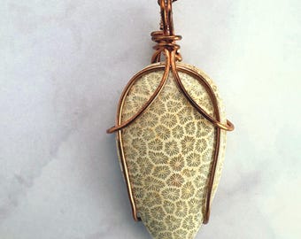 Collar con colgante de coral fosilizado: Piedra Petoskey envuelta en cobre