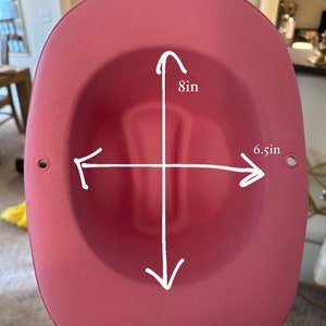K&ouml;nnte beinhalten: Ein rosa Cowboyhut mit einem Durchmesser von 16,5 cm und einer H&ouml;he von 20 cm.