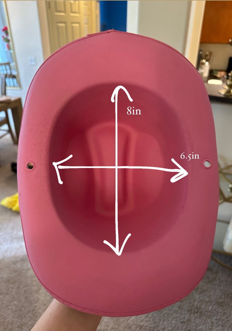 K&ouml;nnte beinhalten: Ein rosa Cowboyhut mit einem Durchmesser von 16,5 cm und einer H&ouml;he von 20 cm.