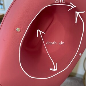 K&ouml;nnte beinhalten: Ein rosa Hut mit breiter Krempe, 56 cm Durchmesser und 10 cm Tiefe.
