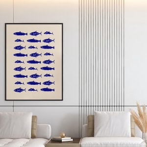 Puede incluir: Una l&aacute;mina de arte mural enmarcada que presenta una cuadr&iacute;cula de ilustraciones de peces de color azul oscuro sobre un fondo beige claro. La obra muestra varias filas de diversas siluetas de peces en un estilo de tinta azul profundo.