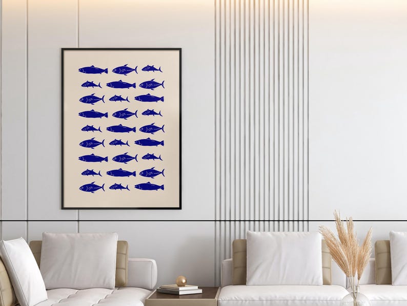 Puede incluir: Una l&aacute;mina de arte mural enmarcada que presenta una cuadr&iacute;cula de ilustraciones de peces de color azul oscuro sobre un fondo beige claro. La obra muestra varias filas de diversas siluetas de peces en un estilo de tinta azul profundo.