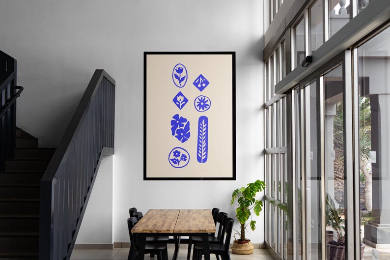 Puede incluir: Una impresi&oacute;n de arte mural rectangular en un marco negro con un fondo beige y una disposici&oacute;n vertical de iconos gr&aacute;ficos azules que incluyen flores, hojas y formas geom&eacute;tricas. El dise&ntilde;o consta de ocho formas azules distintas.