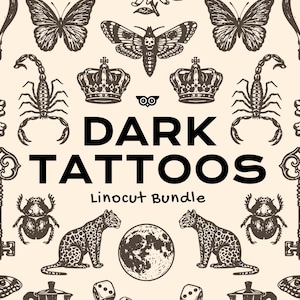 Op de afbeelding: Een digitale afbeelding met de tekst DARK TATTOOS Linocut Bundle in het zwart op een crèmekleurige achtergrond. Het ontwerp bevat herhalende zwarte inktillustraties van schedels, vlinders, motten, kronen, schorpioenen, sleutels, zandlopers, luipaarden en manen.
