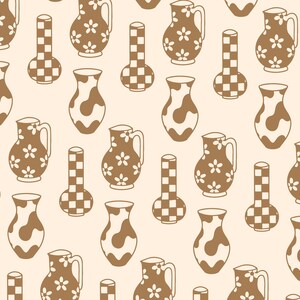 Pu&ograve; includere: Un motivo ripetuto su sfondo color crema chiaro con illustrazioni marroni di tre tipi di recipienti: brocche con motivo a fiori a cinque petali, vasi con motivo a scacchi e vasi con un design a macchie organiche irregolari.