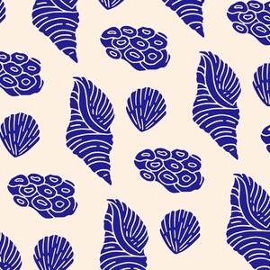 Puede incluir: Un patr&oacute;n repetitivo con ilustraciones en azul oscuro de varios tipos de conchas marinas y formaciones de coral sobre un fondo de color crema claro. El dise&ntilde;o incluye caracolas en espiral, bivalvos en forma de abanico y corales.