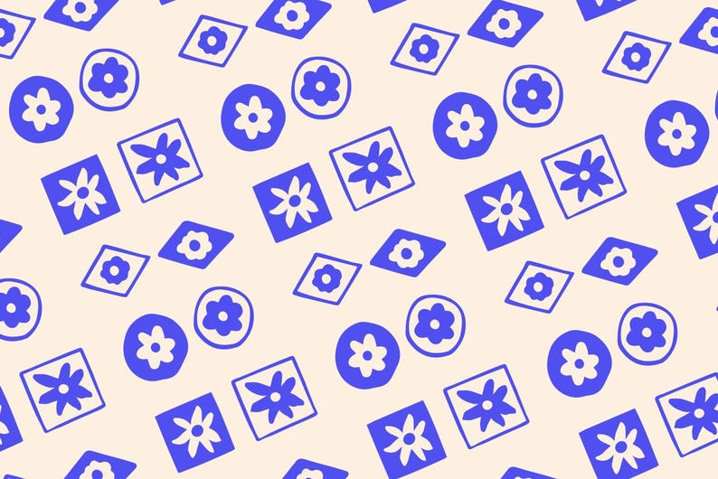 Puede incluir: Un patr&oacute;n repetitivo sobre un fondo crema claro con formas de color azul vibrante. El dise&ntilde;o consiste en cuadrados azules con flores blancas de seis p&eacute;talos y c&iacute;rculos azules con flores blancas de cinco p&eacute;talos en una cuadr&iacute;cula.