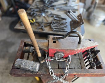 Smidd fästanordning / Hållare | Sugstångsstål, Hundhål / Pritchellhål | Smides- och träbearbetningsklämma