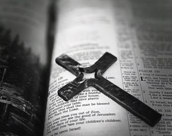 Croix en fer noir forgée à la main | Décoration murale chrétienne rustique | Cadeau d'anniversaire