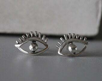 Pendientes de botón de plata de ley con forma de pestañas: joyería minimalista para ojos.