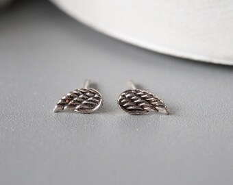 Pendientes pequeños de plata de ley con forma de alas de ángel: Pendientes minimalistas de estilo bohemio.