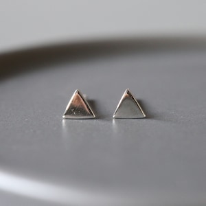 5 mm トライアングル イヤリング - シルバー トライアングル イヤリング - 幾何学的スタッド - スターリングシルバー 925 (159)