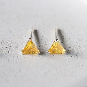 4 mm driehoekige gele CZ-oorstekers - Zilveren CZ-oorbellen - Zirconia-stekers - Sterlingzilver 925 (147)
