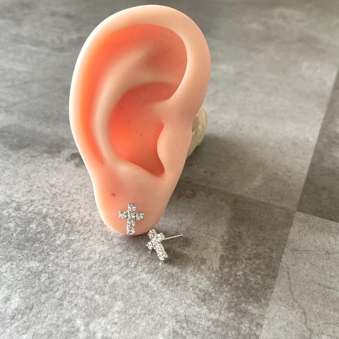 4 orecchini a croce in oro con pavé di zirconi cubici, orecchini a perno a croce delicati in ottone placcato oro (#GB-3637) - Italia