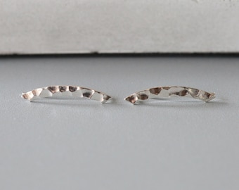 Pendientes trepadores de plata de ley martillada con forma de arco: joyería minimalista