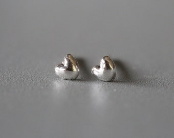 Tiny Heart Studs - Silver Heart Ear Studs - Boucles d’oreilles Valentines - Sterling Silver 925 (115)