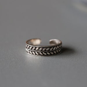 Adjustable Sterling Silver Toe Ring: Minimalist Leaf Design