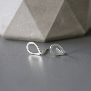 Pendientes minimalistas de lágrima de plata de ley