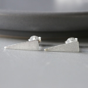 Orecchini a bottone a triangolo spazzolato - Orecchini a triangolo in argento - Orecchini geometrici - Argento Sterling 925 (161)