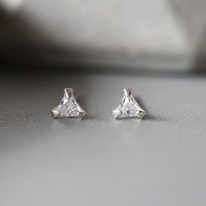 3 mm トライアングル CZ イヤリング - シルバー CZ イヤリング - キュービックジルコニア スタッド - スターリングシルバー 925 (143)