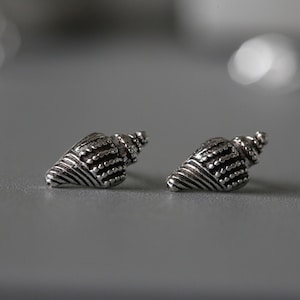 Seashell Studs - Silver Seashell Ear Studs - Animal Earrings - Sterling Silver 925 (415)