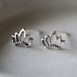 Pendientes de flor de loto de plata de ley: ¡Aretes de la suerte!