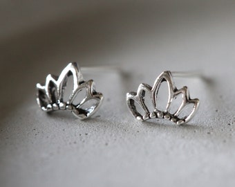 Lotus Flower Studs - Silver Lotus Flower Ear Studs - Boucles d’oreilles Bonne Chance - Sterling Silver 925 (95)