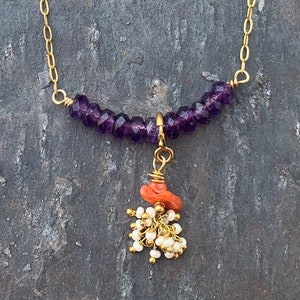 Collar de amatistas con un colgante extraíble de corales italianos y un racimo de diminutas perlas.