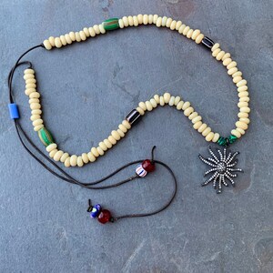 Långt Java-glaspärlehalsband med CZ-solbrännaberlock