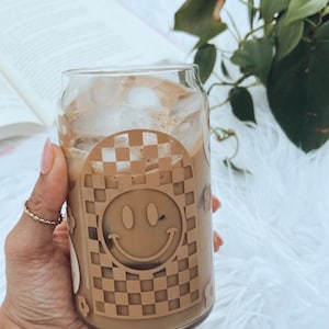 Checkered Arch Smile Iced Coffee Glass,Boho Happy Face Cup,Smiley Daisy Glass Tumbler With Straw And Lid,Retro Checkered Smile Face Glass