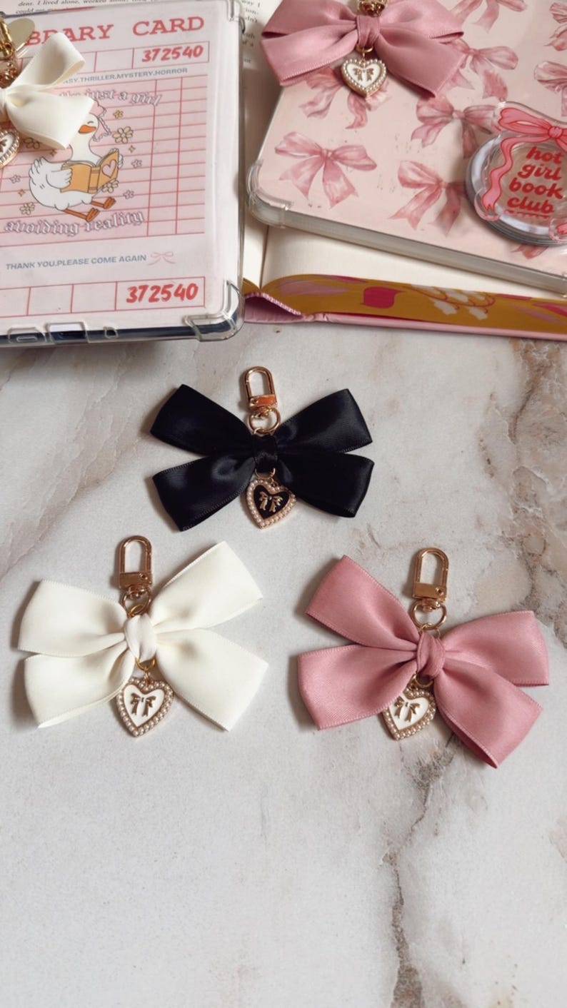 Pearl Bow Kindle Charm,Kindle Accessory,Personalized Bag Charm Keychain with Bow,Bookish Charm Bookish Gifts,Personalized Gifts for her Black