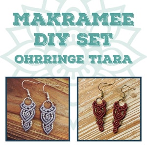 Könnte beinhalten: Zwei Paare Makramee-Ohrringe, ein Paar ist grau mit silbernen Perlen und das andere Paar ist rot mit goldenen Perlen. Die Ohrringe befinden sich auf einem Holzgrund. Der Text "MAKRAMEE DIY SET OHRRINGE TIARA" befindet sich oben im Bild.
