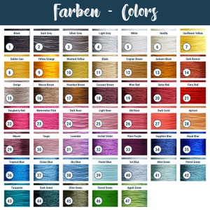 Könnte beinhalten: Eine Farbkarte mit 47 verschiedenen Garnfarben, die mit dem Farbnamen und einer Nummer beschriftet sind. Die Farben sind in Reihen und Spalten angeordnet, und die Karte ist mit "Farben - Colors" betitelt.