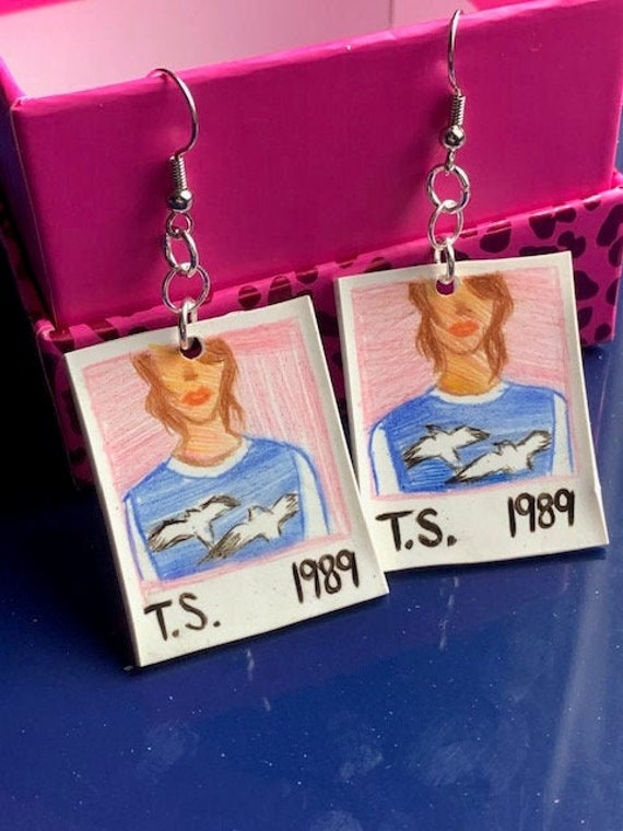 Taylor Swift 1989 Polaroid Key Chain - CELEBRITHINGS  Taylor swift  merchandise, Taylor swift 1989, Taylor swift